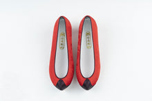 Load image into Gallery viewer, Korean Traditional Brocade Flower Shoes (Red)
