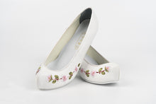 Load image into Gallery viewer, Korean Traditional Embroidery Flower Shoes (Apricot flower)
