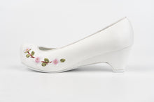 Load image into Gallery viewer, Korean Traditional Embroidery Flower Shoes (Apricot flower)
