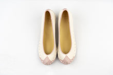 Load image into Gallery viewer, Korean Traditional Leather Flower Shoes (Ivory)
